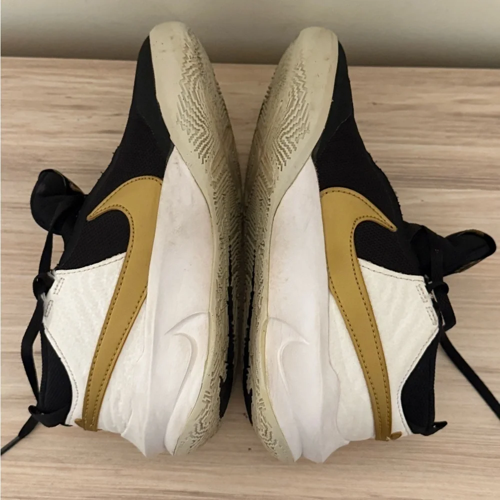 NIKE TEAM HUSTLE D 10 (GS)-CW6735-002 Black/Gold Youth Basketball Shoes Sz 4Y